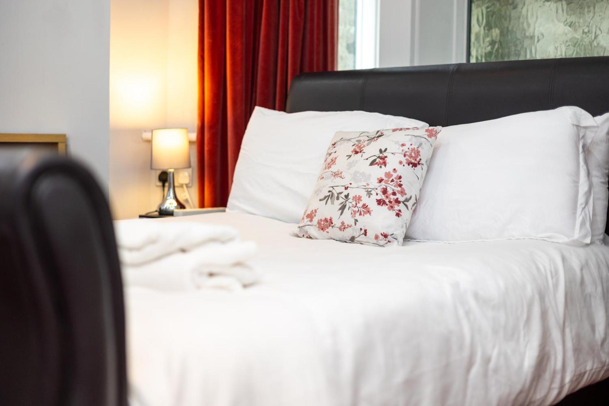 Spacious 3 Bedroom Ground Floor Apartment - 10 Mins From City Centre Leeds  Eksteriør billede