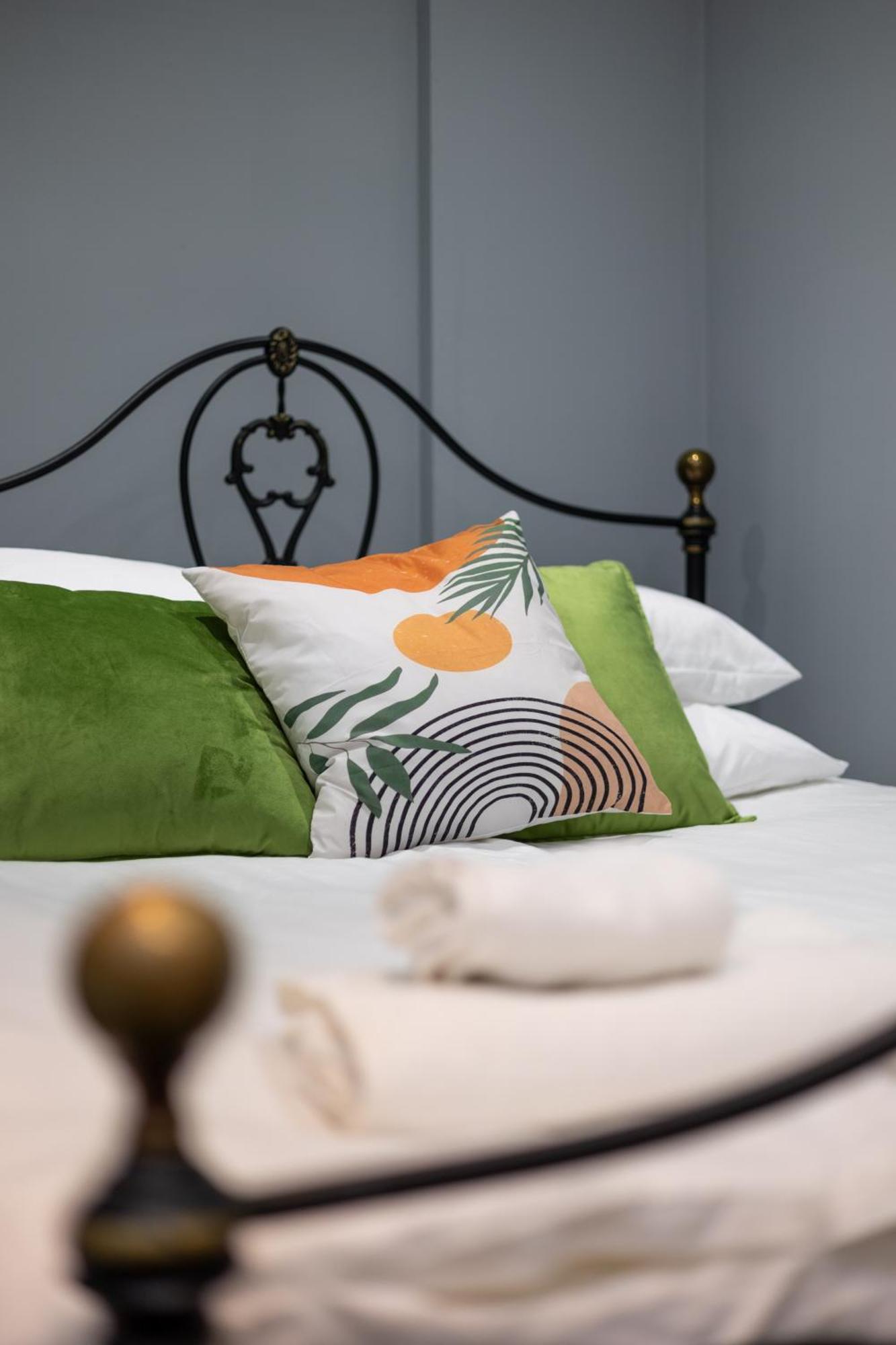 Spacious 3 Bedroom Ground Floor Apartment - 10 Mins From City Centre Leeds  Eksteriør billede